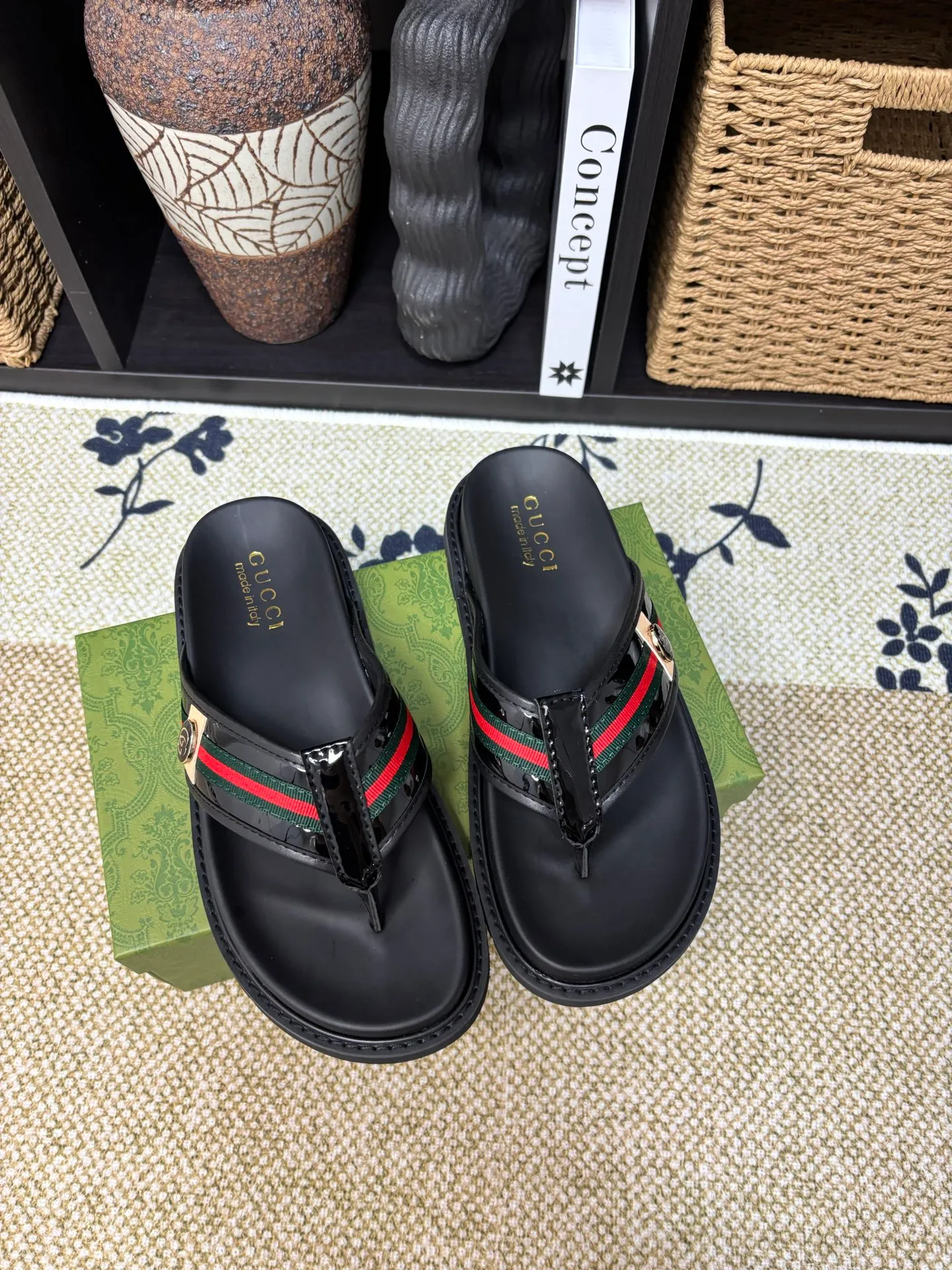 Factory 💰 300 yuan Gucci slippers] high-end men's shoes brand official website 1:1 latest masterpiece: original mold customization, the fabric is made of imported original materials, upgraded outsole, lighter and non-slip. The market's top quality, simple yet tasteful, a must-have for fashionistas, fashionable at your feet, full of confidence, the same style at the counter 👍The season of summer slippers is here. Code: 38-45 (45 customized)